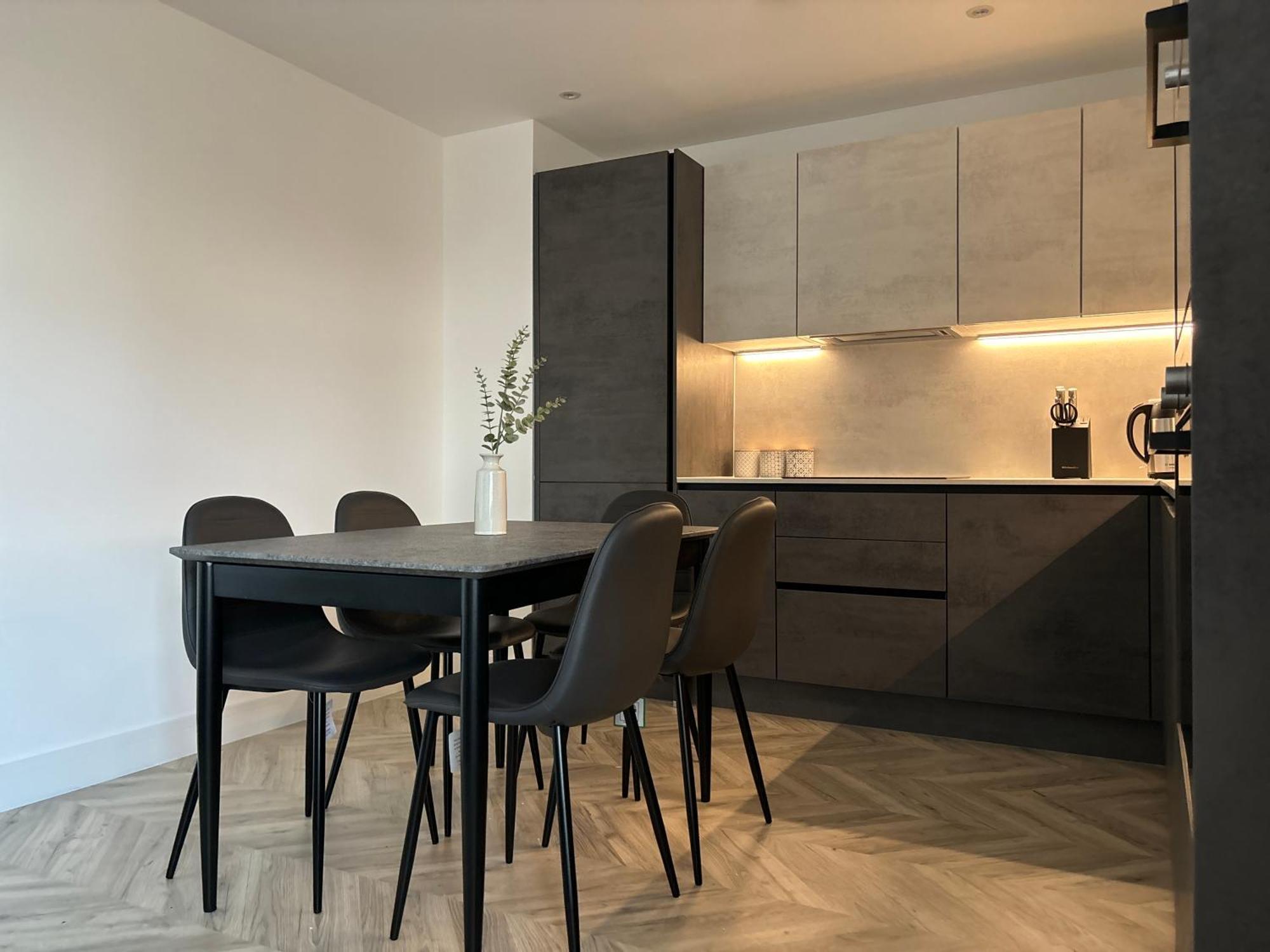 Apartment Apt, Free Parking, Business, Couples & Families